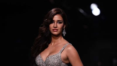 બરેલીમાં બોલિવૂડ અભિનેત્રી દિશા પટણીના ઘરે ગોળીબાર થયો છે. આ ગોળીબારમાં કોઈ ઘાયલ થયું નથી પરંતુ દિશાનો પરિવાર અને આસપાસના લોકો આ ઘટનાથી ડરી ગયા છે. દિશાના ઘરે ગોળીબારની જવાબદારી રોહિત ગોદારા અને ગોલ્ડી બ્રાર ગેંગે લીધી છે. બંનેએ સોશિયલ મીડિયા પર પોસ્ટ કરીને આ અંગે માહિતી આપી છે. રોહિત ગોદારા અને ગોલ્ડી બ્રારે ખુશ્બુની સંત પ્રેમાનંદ મહારાજ અને અનિરુદ્ધાચાર્ય પરની ટિપ્પણીને આ પાછળનું કારણ ગણાવ્યું છે. બંનેએ પોસ્ટમાં દિશા અને પરિવારને ધમકી પણ આપી છે.