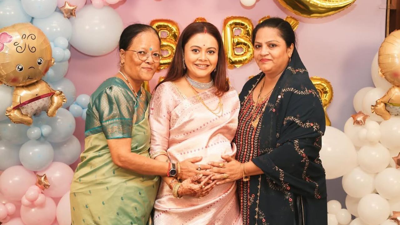 દેવોલીનાએ શોમાં એક સંસ્કારી પુત્રવધૂની ભૂમિકા ભજવી હતી, પરંતુ તે રિયલ લાઈફમાં ખૂબ જ ગ્લેમરસ અને બોલ્ડ છે.દેવોલીના પોતાના ઇન્સ્ટાગ્રામ પોસ્ટ્સ દ્વારા તેના બોલ્ડનેસ અને ગ્લેમર ફોટો શેર કરે છે.