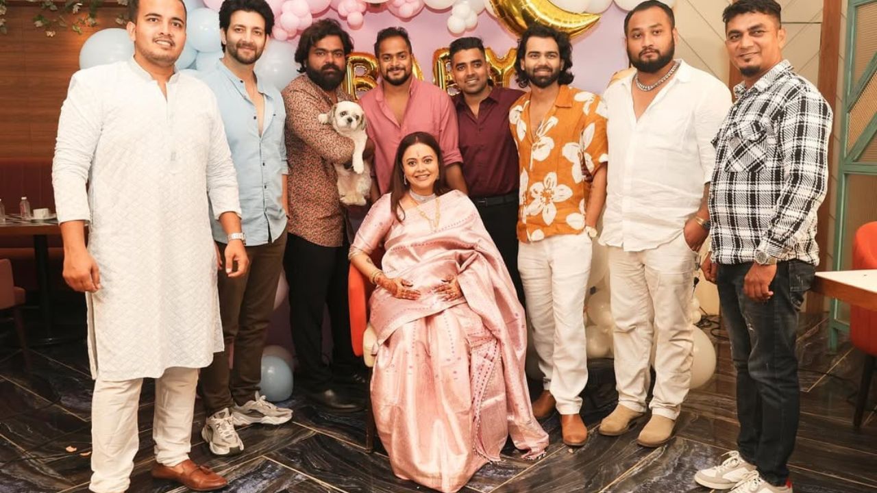 દેવોલીનાના ઇન્સ્ટાગ્રામ પર 3 મિલિયનથી વધુ ફોલોઅર્સ સાથે મજબૂત ફેન ફોલોઇંગ છે.