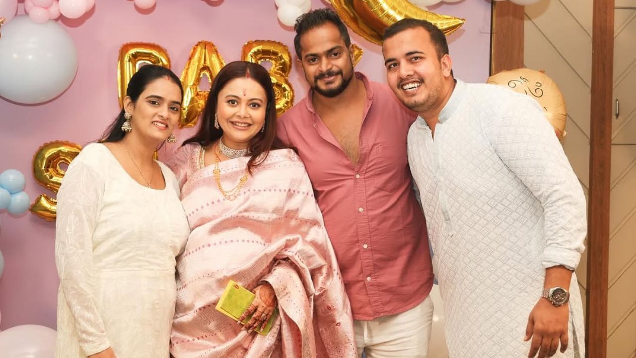 દેવોલીના ત્રણ ભાઈ-બહેનોમાં સૌથી મોટી છે. તે અને તેનો આખો પરિવાર હવે મુંબઈમાં રહે છે. દેવોલીના કરોડો ડોલરની માલિક પણ છે. તે હવે ખૂબ જ લક્ઝરી લાઈફ જીવે છે.