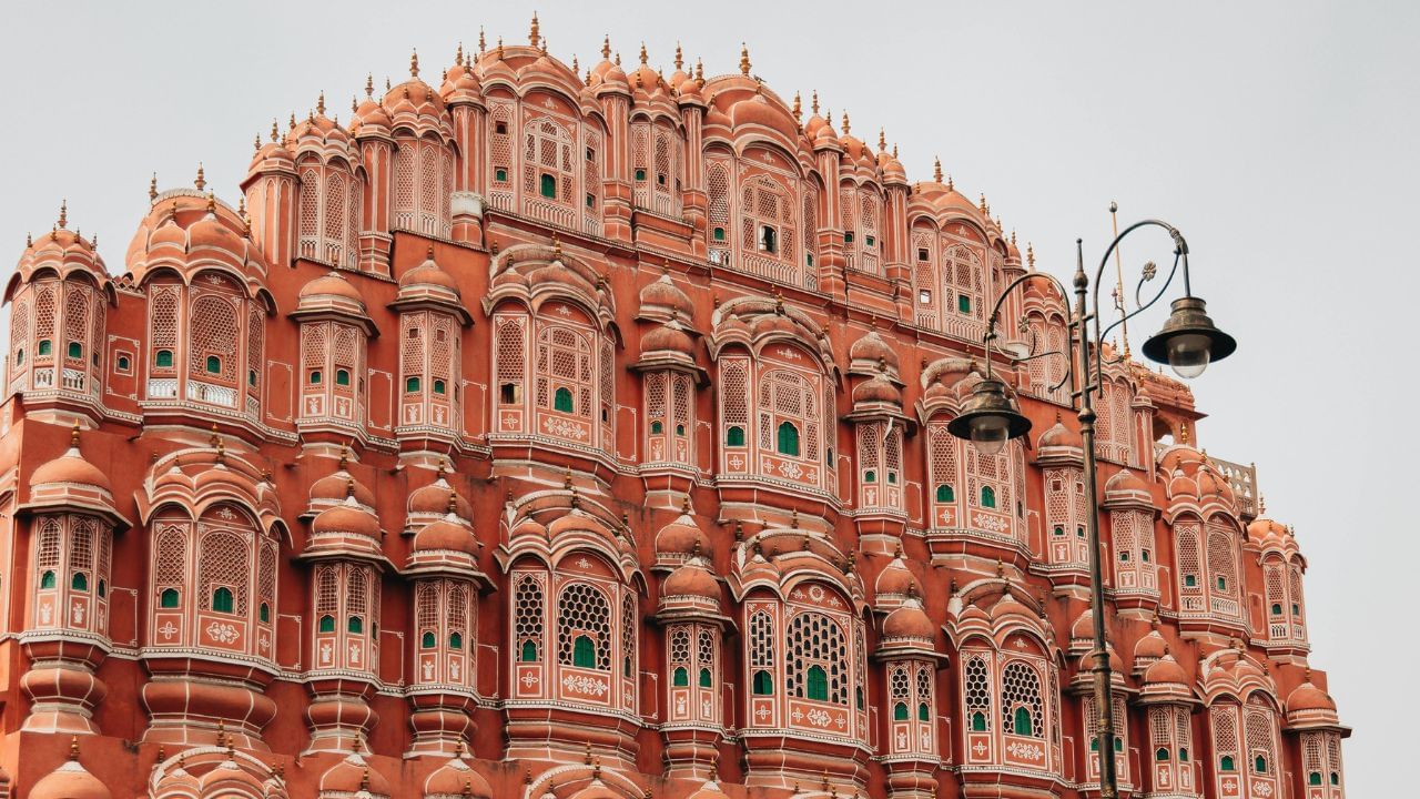 જો તમે શાહી અંદાજમાં દિવાળી ઉજવવા માંગતા હો, તો તમારે રાજસ્થાનના જયપુર જવું જોઈએ. સિટી પેલેસથી લઈને આમેર કિલ્લા સુધી, હવા મહેલથી લઈને જંતર મંતર સુધી, આ શહેરની દરેક શેરી રોશનીથી શણગારેલી હોય છે.જ્યારે દિવાળી પર જયપુરમાં જલ મહેલ ઝળહળતો હોય છે, ત્યારે આ દૃશ્ય ફક્ત મનમોહક હોય છે. દિવાળી ઉજવવા માટે ફક્ત સ્થાનિક લોકો જ નહીં પણ વિદેશી પ્રવાસીઓ પણ જયપુર આવે છે.