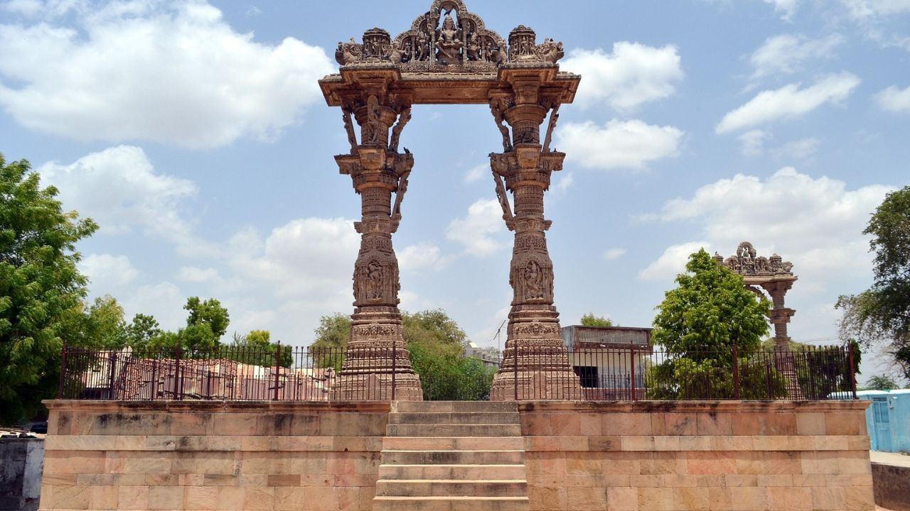 ગુજરાતના સૌથી જૂના શહેરોમાંનું એક ગણાતું વડનગર હાલમાં ચર્ચામાં છે કારણ કે તે વડા પ્રધાન નરેન્દ્ર મોદીનું જન્મસ્થળ છે અને યુનેસ્કો માટે નામાંકિત થયેલ છે.જો તમે ટ્રેનમાં મુસાફરી કરી રહ્યા છો, તો તમે વડનગર રેલ્વે સ્ટેશન માટે ટિકિટ બુક કરાવી શકો છો. તમે અમદાવાદથી પ્રાઈવેટ કાર લઈને પણ અહી ફરવાનો પ્લાન બનાવી શકો છો.તમે બાળકોને આપણા વડાપ્રધાનના જન્મસ્થળ વિશે માહિતગાર કરી શકો છો.