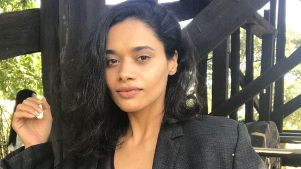 દુબે અટક મુખ્યત્વે બ્રાહ્મણ સમુદાય સાથે સંકળાયેલી છે. ખાસ કરીને સારસ્વત બ્રાહ્મણ સમુદાય સાથે સંકળાયેલી  છે. આ સમુદાયો ઉત્તર ભારતમાં વૈદિક શિક્ષણ, પુરોહિત ફરજો અને શિષ્યવૃત્તિ માટે જાણીતા છે.