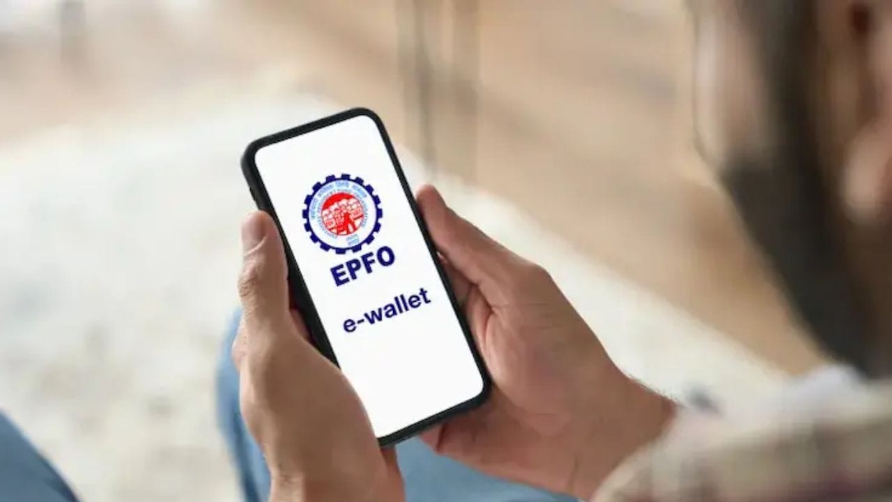 જો તમારા પગારમાંથી PF કપાઈ રહ્યો હોય, તો હવે તમારે આ માટે બેંક જવાની જરૂર નથી. હવે તમે ઘરે બેઠા તમારા PF ખાતામાંથી પૈસા ઉપાડી શકો છો. ધ્યાનમાં રાખો કે નિવૃત્તિ પહેલાં ઉપાડેલા આ પૈસાને પૂર્ણ અને અંતિમ ઉપાડ કહેવામાં આવે છે. આમાં તમારા PF, પેન્શન અને વ્યાજના પૈસા સામેલ છે. કામ કરતી વખતે ઉપાડેલા પૈસાને આંશિક ઉપાડ કહેવામાં આવે છે. જો તમે તમારી નોકરી છોડી દીધી હોય અને નવી નોકરીમાં જોડાવાનો હજુ સમય હોય, તો તમે PF પીએફ ખાતામાંથી સંપૂર્ણ રકમ ઉપાડી શકો છો.