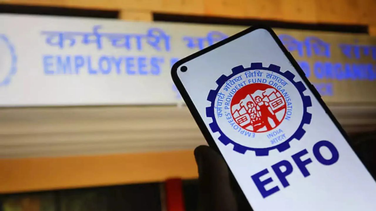 સબમિટ કરેલા ફોર્મની સ્થિતિ તપાસવા માટે, EPFO ​​ડેશબોર્ડ પર જાઓ અને Track Claim Status પર ક્લિક કરો. ત્રણ દિવસ પછી, તમે ચકાસી શકો છો કે તમારો દાવો સેટલ થયો છે કે નહીં. જો તે 'સેટલ્ડ' બતાવે છે, તો તેનો અર્થ એ છે કે તમારા પીએફના પૈસા મંજૂર થઈ ગયા છે. તમે તેને EPFO ​​પાસબુકમાં પણ ચકાસી શકો છો. તમે ઉમંગ એપ દ્વારા પણ આ સમગ્ર પ્રક્રિયા પૂર્ણ કરી શકો છો. તમને એપમાં EPFO ​​વિકલ્પ મળશે, જેના દ્વારા તમે વેબ વર્ઝન પર જઈને તમારા પીએફ દાવા માટે અરજી કરી શકો છો અને ઘરે બેઠા પૈસા ઉપાડી શકો છો.