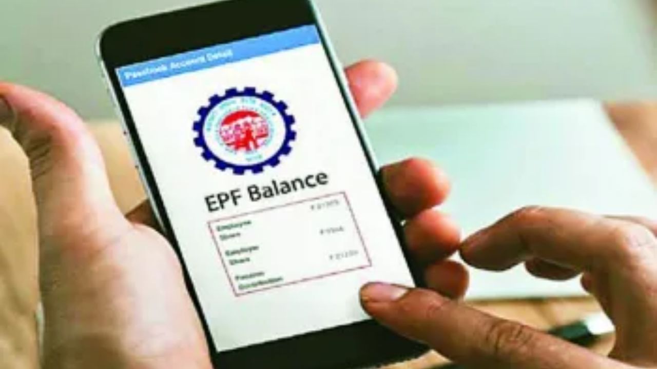 कुछ लोग सोचते हैं कि अगर उनका पीएफ खाता निष्क्रिय हो गया, तो उनका पैसा डूब जाएगा, लेकिन ऐसा नहीं है। आपका पैसा पूरी तरह सुरक्षित रहता है, बस उस पर ब्याज मिलना बंद हो जाता है। इसका मतलब है कि अगर आप रिटायरमेंट के तीन साल बाद अपना पीएफ बैलेंस नहीं निकालते हैं, तो आपकी जमा राशि तो रहेगी, लेकिन आपको ब्याज नहीं मिलेगा। इसलिए, ज़रूरी है कि रिटायरमेंट के तीन साल के अंदर अपना पीएफ बैलेंस निकाल लें और ब्याज मिलते रहने के लिए उसे कहीं और निवेश कर दें।