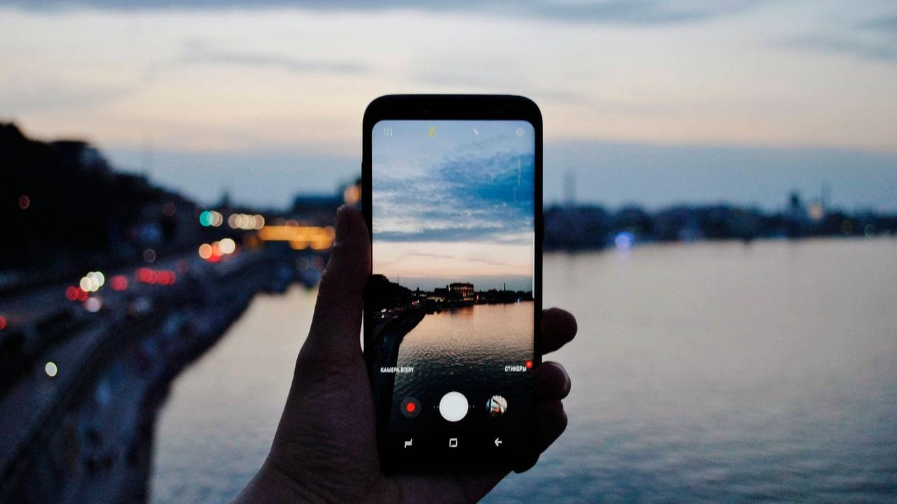 લોકો દિવસનો મોટાભાગનો સમય ફોનનો ઉપયોગ કરવામાં વિતાવે છે. ડિવાઇસની તેજ બ્રાઇટનેસ અને તેમાંથી નીકળતી લાઈટ આપણાને ઘણી રીતે નુકસાન પહોંચાડે છે, પણ જો ફોનમાં Eye Protection કે પછી Eye Comfort Mode ઓન કરી લો છો તો તેનાથી ઘણા ફાયદા થાય છે. ત્યારે દરે ફોનમાં આ મોડ ઓન હોવો જરુરી છે ત્યારે ચાલો જાણીએ કેમ? 