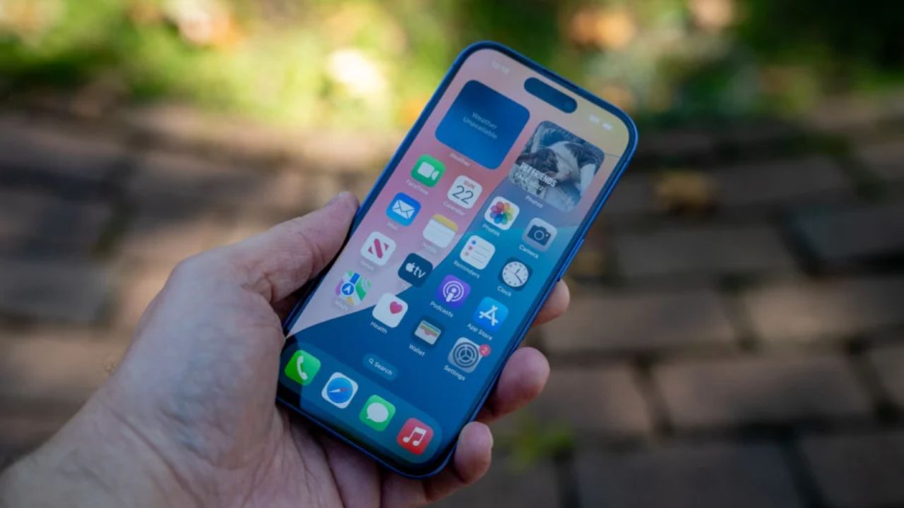  તમે ખબર હશે કે આખો દિવસ ફોનનો ઉપયોગ કર્યા પછી ઘણી વાર માંથુ અને આંખો દુખવા લાગે છે. જેની પાછળ જવાબદાર તમારો સ્માર્ટ ફોન છે, પણ જો ફોનમાં Eye Protection કે પછી Eye Comfort Mode ઓન કરી દેવામાં આવે તો ચાલો જાણીએ શું થાય છે. 