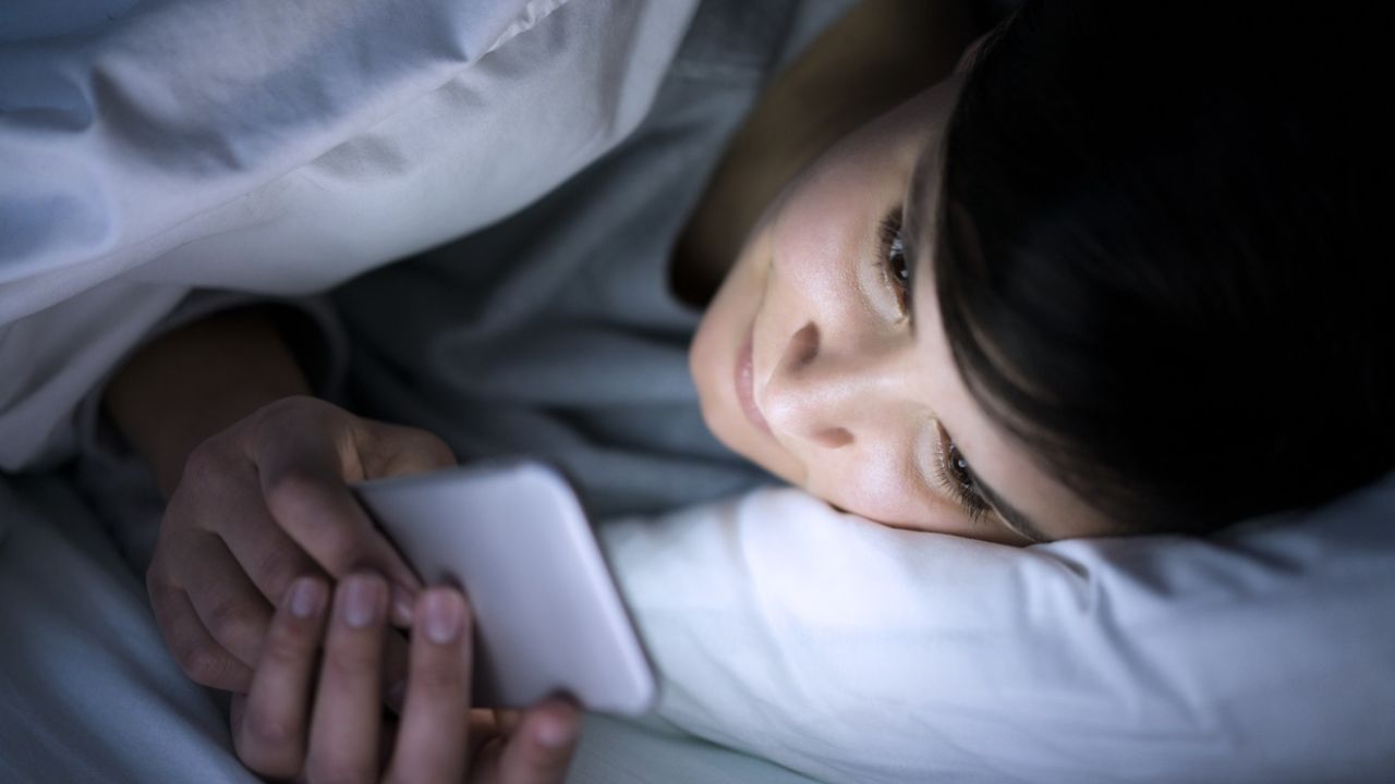 ફોનમાં આ મોડ ચાલુ ના હોય અને તમે આખો દિવસ ફોન પર કામ કરતા હોવ તો પછી તમને રાત્રે ઉંઘ લેવામાં પણ તકલીફ પડે છે. આ બધુ જ તમારા ફોનની બ્લ્યૂ લાઈટના કારણે થાય છે.  