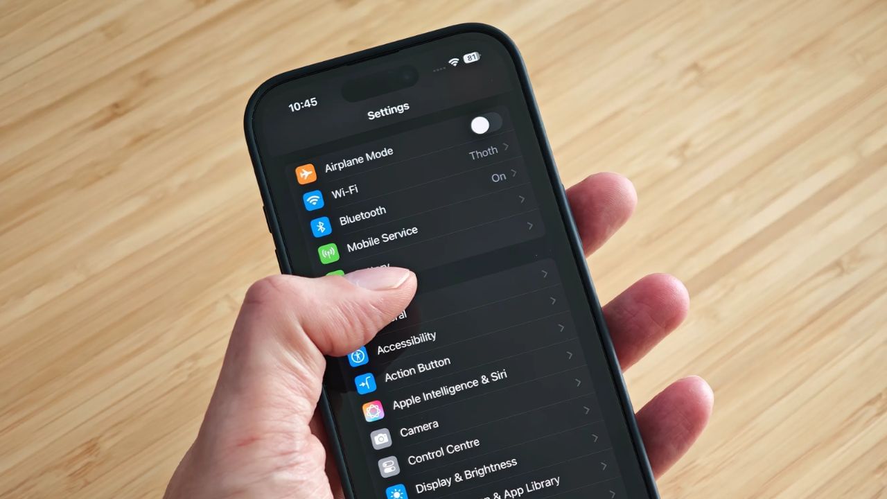 ફોનમાં આઈ કમ્ફર્ટ મોડનો ઉપયોગ કરવા માટે, પહેલા સેટિંગ્સ પર જાઓ. હવે ડિસ્પ્લે સેટિંગ્સ પર જાઓ. તમને અહીં આઈ કમ્ફર્ટ મોડ દેખાશે તેના પર ટેપ કરો.
