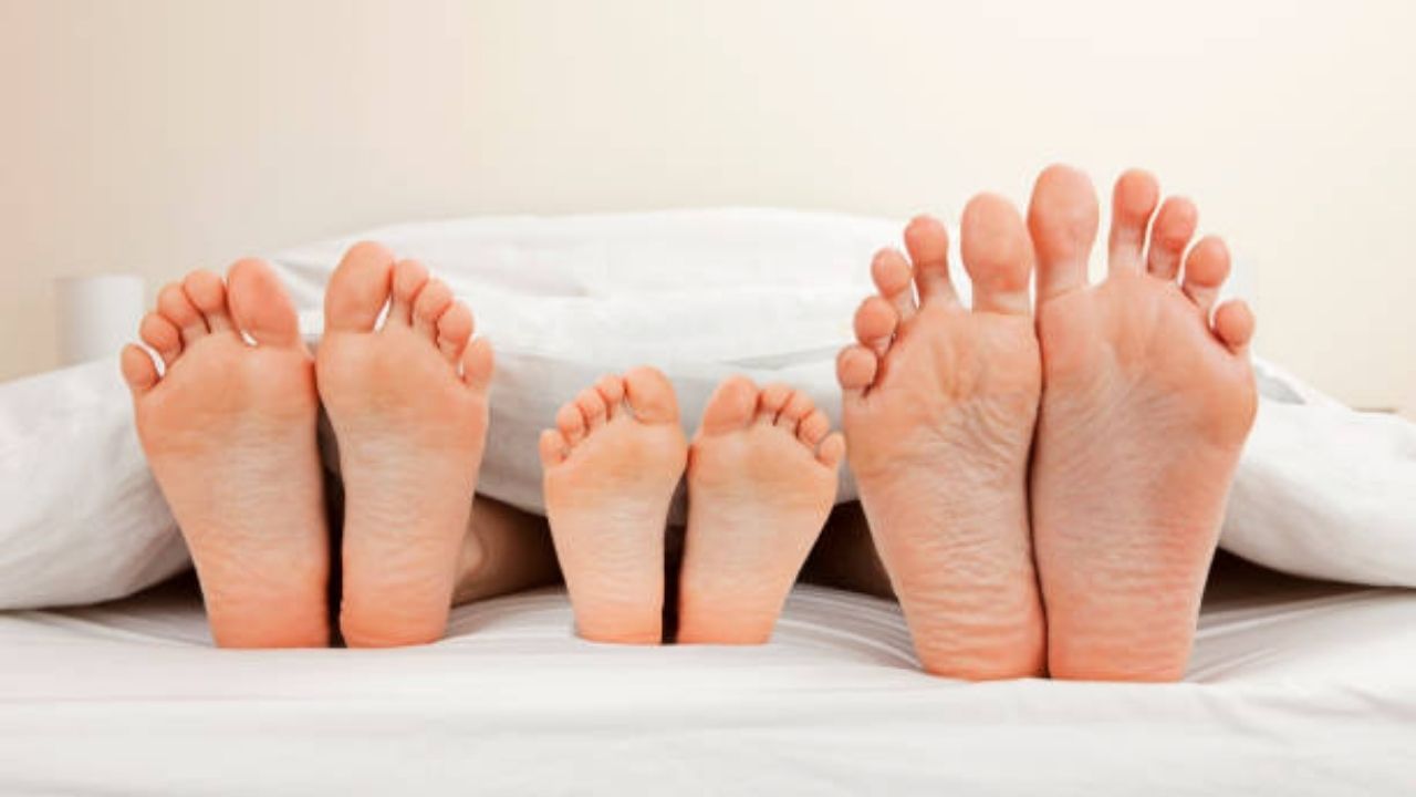 शंख का निशान - पैर के तलवे पर शंख का निशान व्यक्ति को रातोंरात सफलता की ऊँचाइयों पर पहुँचा देता है। इनका भाग्य अचानक चमक उठता है। इन्हें अपार प्रसिद्धि प्राप्त होती है।
