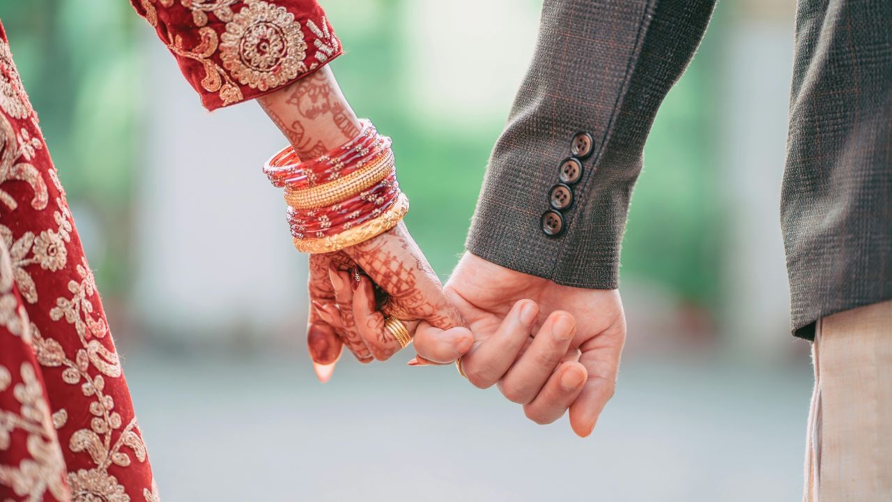 કોર્ટે ફેમિલી કોર્ટના જૂના આદેશને ફગાવી દીધો અને પત્નીની અપીલ સ્વીકારી અને કેસની ફરીથી યોગ્યતાના આધારે સુનાવણી કરવાનો નિર્દેશ આપ્યો.