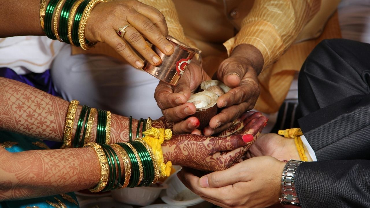 (Disclaimer: જો તમારી પાસે કોઈ ચોક્કસ કેસ હોય તો કાનૂની નિષ્ણાત (વકીલ) ની સલાહ લેવી સલાહભર્યું છે. અહીં આપેલી માહિતી ફક્ત કોર્ટના નિર્ણયો અને કલમોને આધારે આપવામાં આવી છે. તમારે કોઈ કેસ માટે જાણવું હોય તો યોગ્ય વકીલની સલાહ લઈ શકો છો.)(All Image Symbolic)