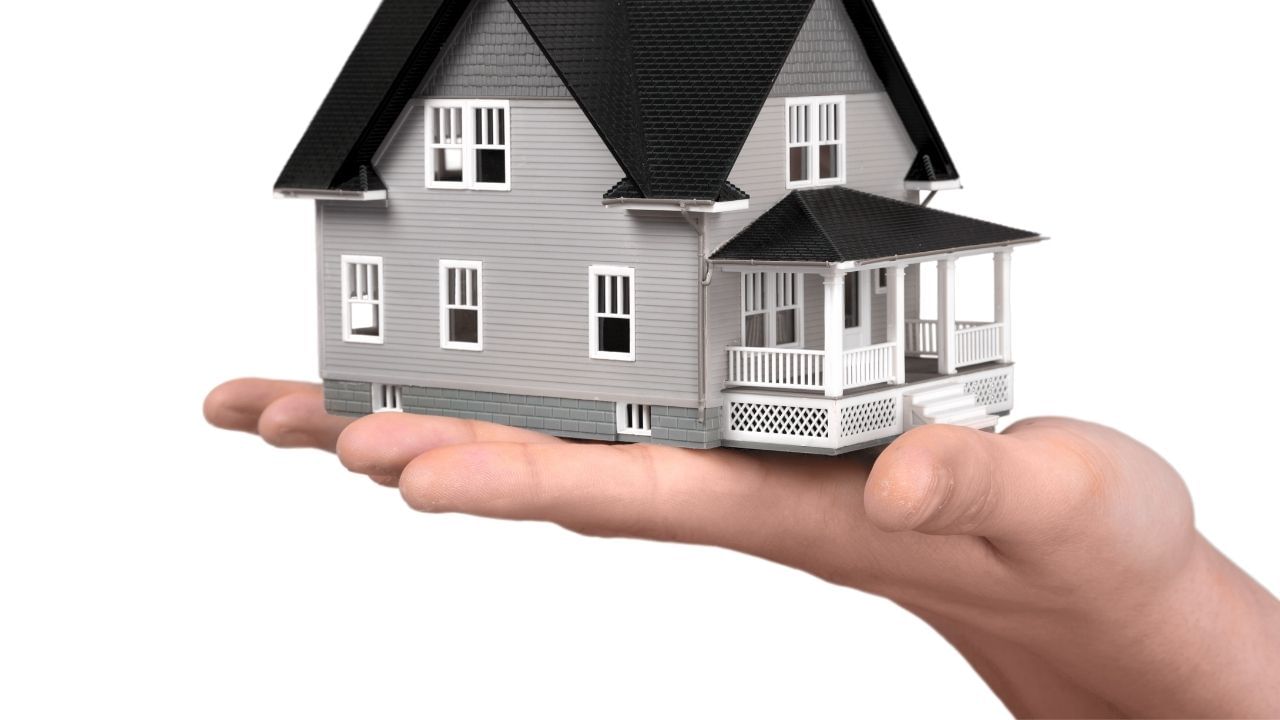 સિમેન્ટ પર GST 28% થી ઘટાડીને 18% કરવામાં આવ્યો છે, જેનાથી તે 10% સસ્તો થયો છે.