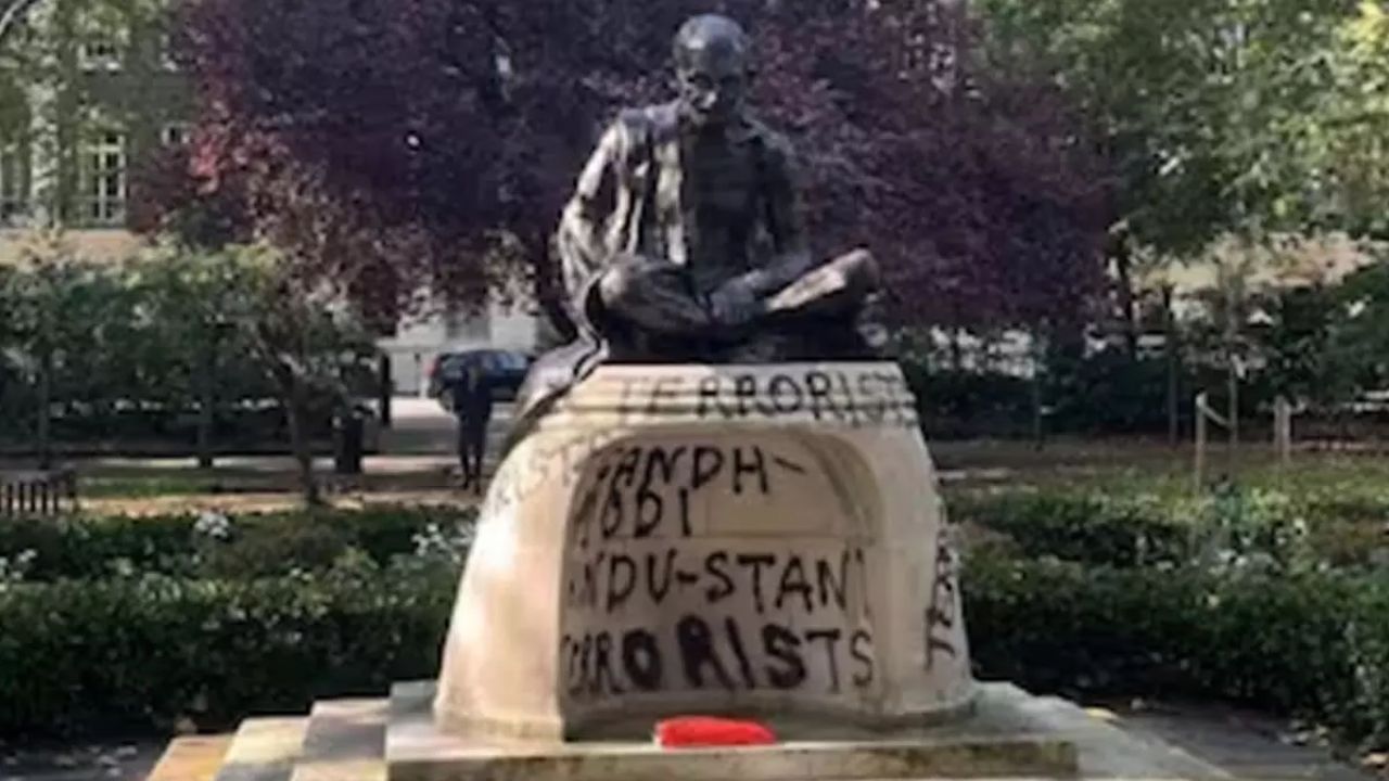 શર્મનાક હરકત… 2જી ઓક્ટોબર પહેલા ગાંધીજીની પ્રતિમાને કરાઈ ખંડિત, નીચે લખ્યુ અભદ્ર લખાણ