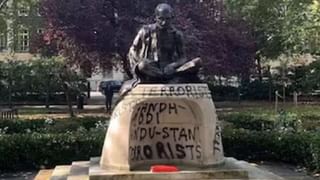 શર્મનાક હરકત… 2જી ઓક્ટોબર પહેલા ગાંધીજીની પ્રતિમાને કરાઈ ખંડિત, નીચે લખ્યુ અભદ્ર લખાણ