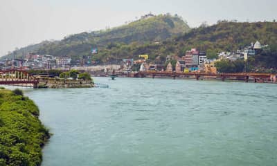 ગંગા નદીમાંથી પાણી ખેંચતા વાદળોનો લાઈવ Video થયો Viral પ્રકૃતિનો એકદ્દમ અદ્દભૂત નજારો- જુઓ Video