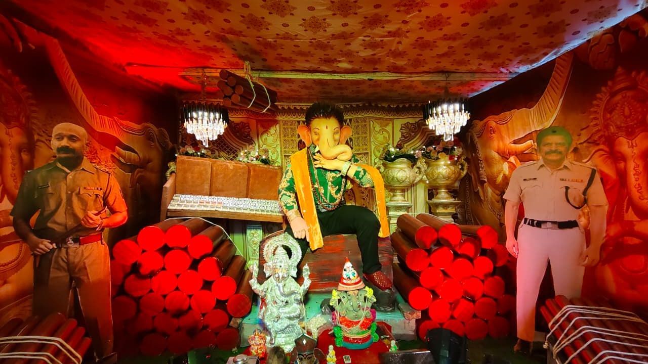 શહેરના નરોડા વિસ્તારમાં આવેલ છારા નગરમાં સાઉથના સુપરસ્ટાર અલ્લુ અર્જુનની ફિલ્મ પુષ્પાની થીમ ઉપર ગણેશજીની પધરામણી કરવામાં આવી છે. અહીં  પુષ્પા પિક્ચરના કલાકારો, કરન્સી, ચંદનના લાકડા, ટ્રકો, સાથે ગણેશજીને પુષ્પાના હિરો અલ્લુ અર્જુન જેવા જ વસ્ત્રો પહેરાવવામાં આવ્યા છે.