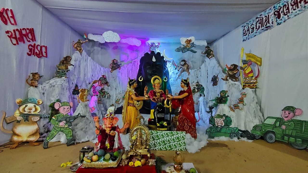 અમદાવાદ શહેરમાં આવેલ લુણસાવાડ તીન બત્તી યુવક મંડળ દ્વારા ઓપરેશન સિંદૂર અને આદિ યોગીની થીમ ઉપર ગણપતિજીની સ્થાપના કરવામાં આવી છે. જેમાં ગણેશજીના વાહન મુષકો એટલે કે ઉંદરોને સૈનિકોના સ્વરૂપમાં વિવિધ શાસ્ત્રો સાથે દર્શાવવામાં આવ્યા છે.