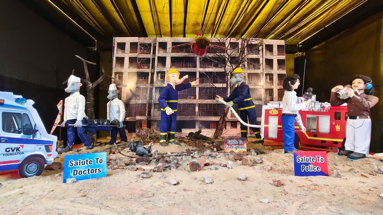 12 જુન 2025 ના રોજ થયેલ એર ઇન્ડિયા 171 બોઈંગ ડ્રીમ લાઈનર પ્લેન ક્રેશની દુર્ઘટના થઈ હતી. અમદાવાદ શહેરના ઘી કાંટા વિસ્તારમાં આ દુર્ઘટના બાદ થયેલ બચાવ અને રાહત કામગીરીની થીમ ઉપર ગણેશજીને બિરાજમાન કરવામાં આવ્યા છે. જેમાં વિઘ્નહર્તાને ફાયર બિગ્રેડની ભૂમિકામાં એટલે કે અહીં રેસ્ક્યુની કામગીરી કરતા દેખાડવામાં આવ્યા છે. આ ગણેશ પંડાલમા મૂષકોને રાહતની કામગીરી કરતા જોઈ શકાય છે.