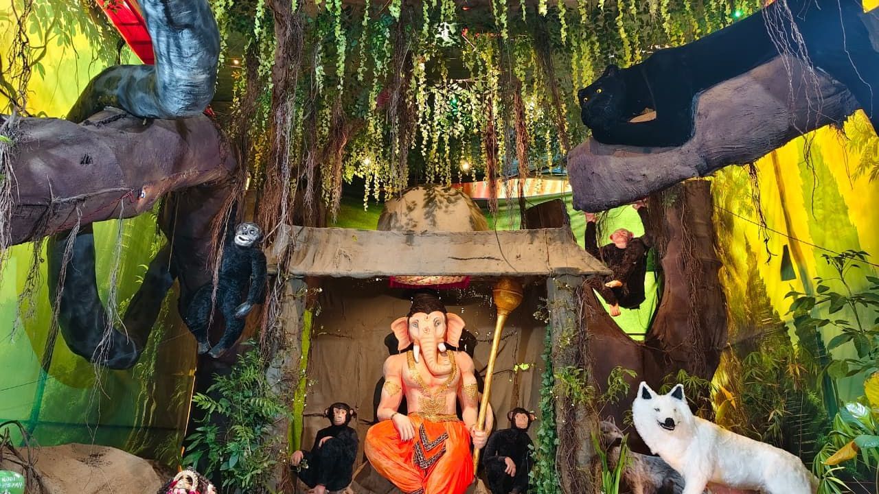 અહીં સૌથી મોટી વિશેષતા એ છે કે જંગલની થીમ ઉપર  ગણેશજીને બિરાજમાન કરવામાં આવ્યા છે. અહીં એક જંગલ બનાવવામાં આવ્યું છે. જેમાં ગણપતિજીની સાથે વાંદરા, હાથી, વાઘ, અજગર જેવા પ્રાણીઓના કેરિકેચર પણ રાખવામાં આવ્યા છે.