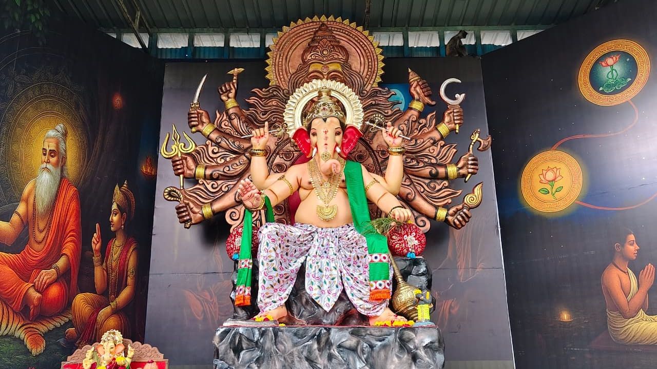  જો તમારે ગણપતીજીની સાથે વારાણસી શહેર અને તેના કિનારાના વિવિધ ઘાટો ના દર્શન કરવા હોય તો ઘાટલોડિયા વિસ્તારમાં આવેલ ગણેશ પંડાલમાં કરી શકશો. અહીં વારાણસી ઘાટ, મણિકર્ણિકા ઘાટ, મૂન્સી ઘાટ વગેરેની આબેહૂબ પ્રતિકૃતિ ઊભી કરવામાં આવી છે.