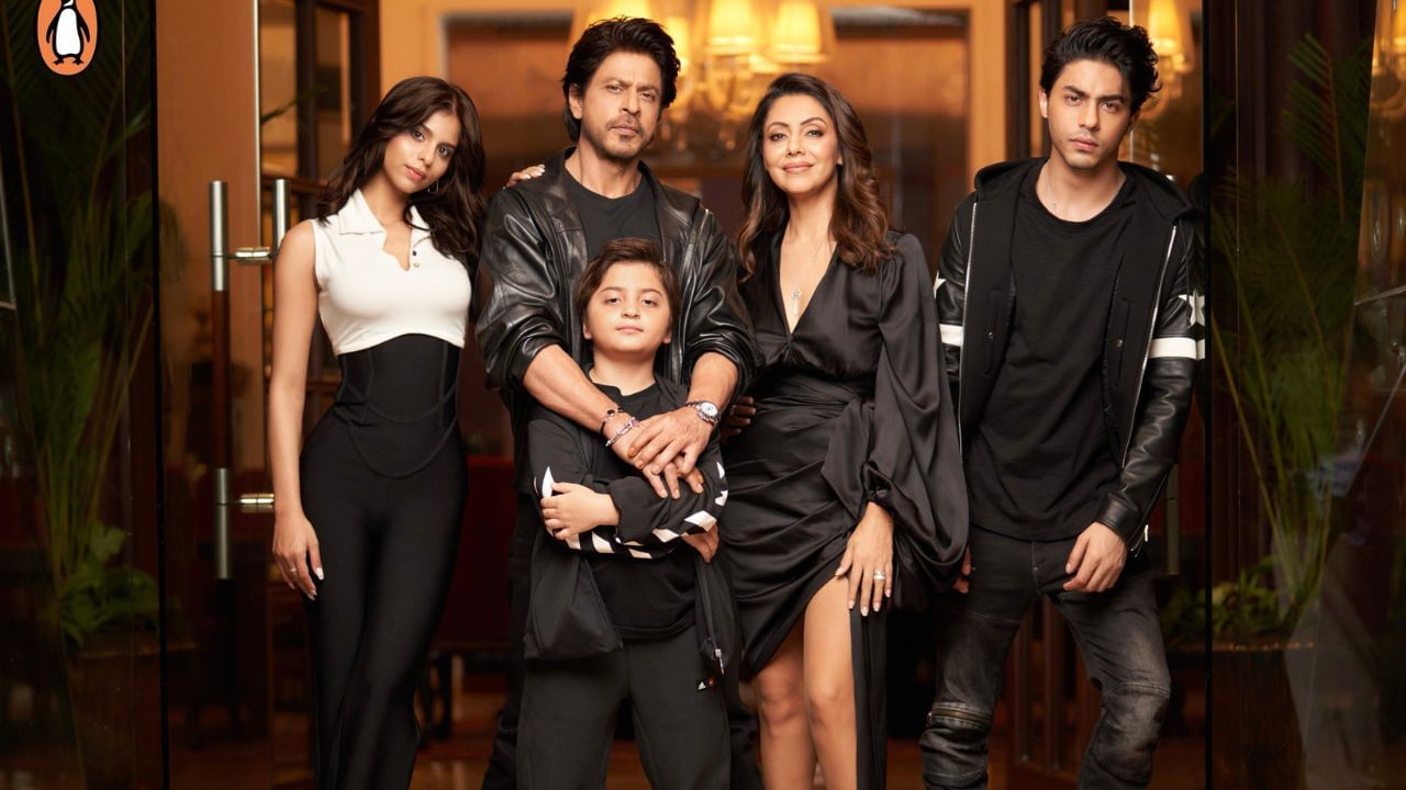 ગૌરી ખાનને ત્રણ બાળકો છે, આર્યન ખાનનો જન્મ 12 નવેમ્બર 1997, સુહાના ખાનનો જન્મ 23 મે 2000 અને અબરામ ખાનનો જન્મ 2013માં થયો હતો.   અબરામનો જન્મ સરોગેટ માતા દ્વારા થયો હતો.તેમના બાળકો બંને ધર્મોનું પાલન કરે છે.