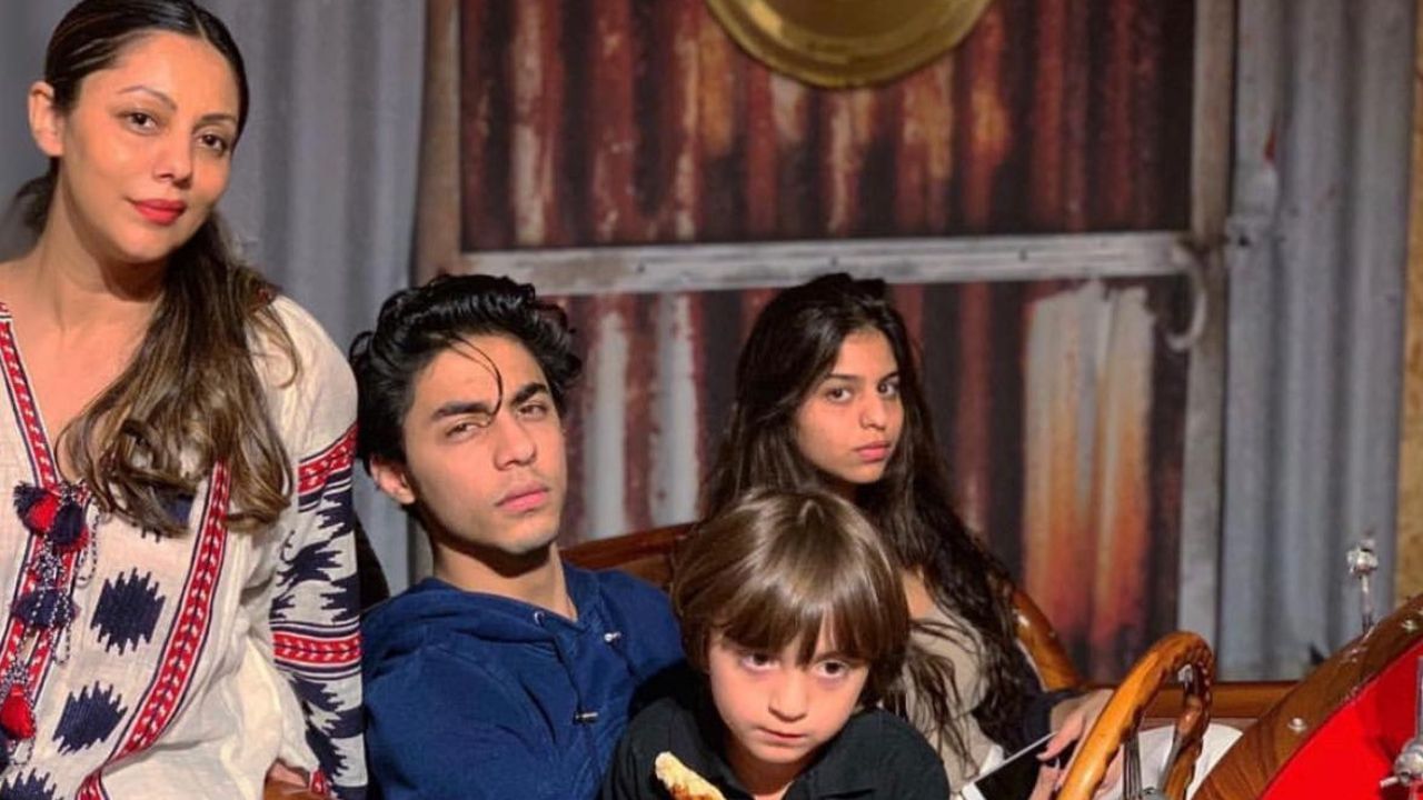 ગૌરી બોલીવુડમાં પોતાની સફળ કારકિર્દીની શરૂઆત કરતા પહેલા 1984માં દિલ્હીમાં શાહરૂખ ખાનને પહેલી વાર મળી હતી. આ દંપતીએ 25 ઓક્ટોબર 1991ના રોજ હિન્દુ લગ્નવિધિથી લગ્ન કર્યા હતા.