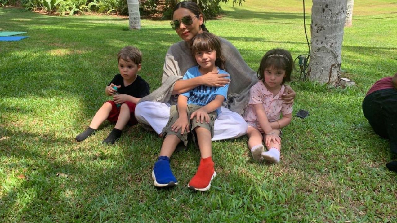 2014માં ગૌરી ખાને મુંબઈના વર્લીમાં ધ ડિઝાઇન સેલ નામનો પોતાનો પહેલો કોન્સેપ્ટ સ્ટોર શરૂ કર્યો. ત્રણ વર્ષ પછી, ગૌરીએ ડિઝાઇન સ્ટુડિયો 'ગૌરી ખાન ડિઝાઇન્સ' શરૂ કર્યો. 