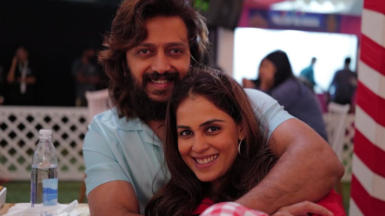 મેનેજમેન્ટ સ્ટડીઝમાં સ્નાતક થયેલી જેનેલિયાને લાગ્યું કે કંપનીમાં નોકરી તેના માટે યોગ્ય છે. જોકે, હિરોઈન બનવું તેનું નસીબમાં હતું. 2003માં જેનેલિયાએ ફિલ્મ જગતમાં પ્રવેશ કર્યો. તેની અભિનય કારકિર્દીમાં બહુ ઓછી ફિલ્મો કરી, પરંતુ તેના અભિનયથી ચાહકો પર કાયમી છાપ છોડી છે.