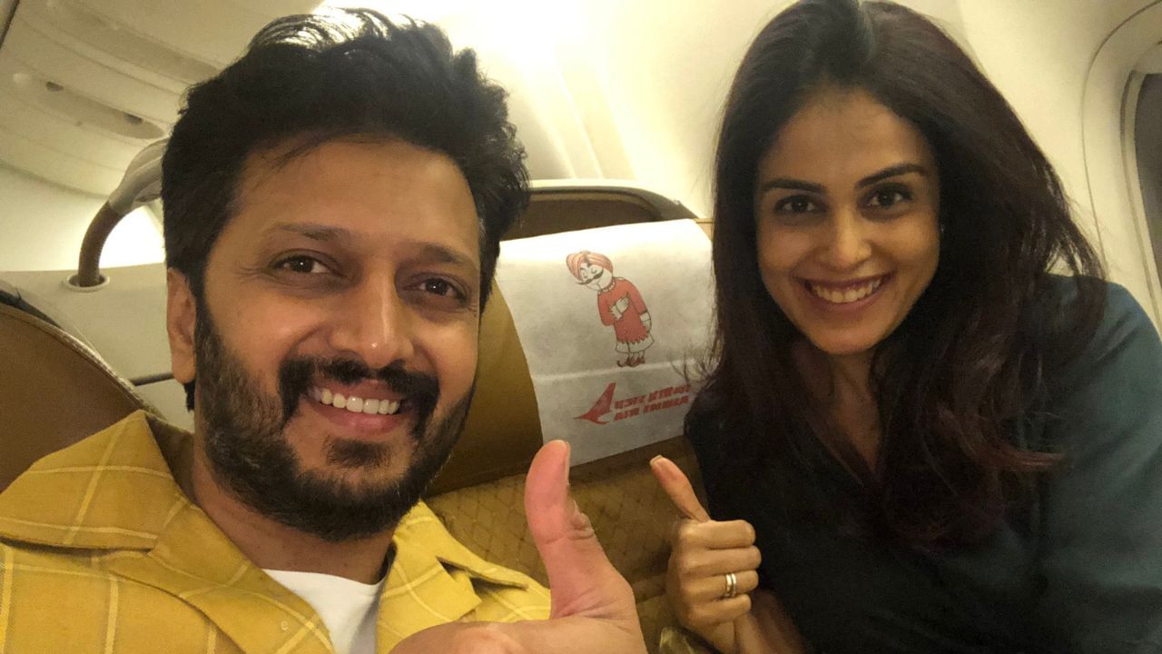 ફિલ્મો સિવાય જો આપણે જેનેલિયા ડિસોઝાની લવ સ્ટોરી વિશે વાત કરીએ, તો કેટલાક મીડિયા રિપોર્ટ્સ કહે છે કે તે રિતેશ દેશમુખ સાથે તેની પહેલી ફિલ્મ 'તુઝે મેરી કસમ (2003) થી રિલેશનશિપમાં હતી.