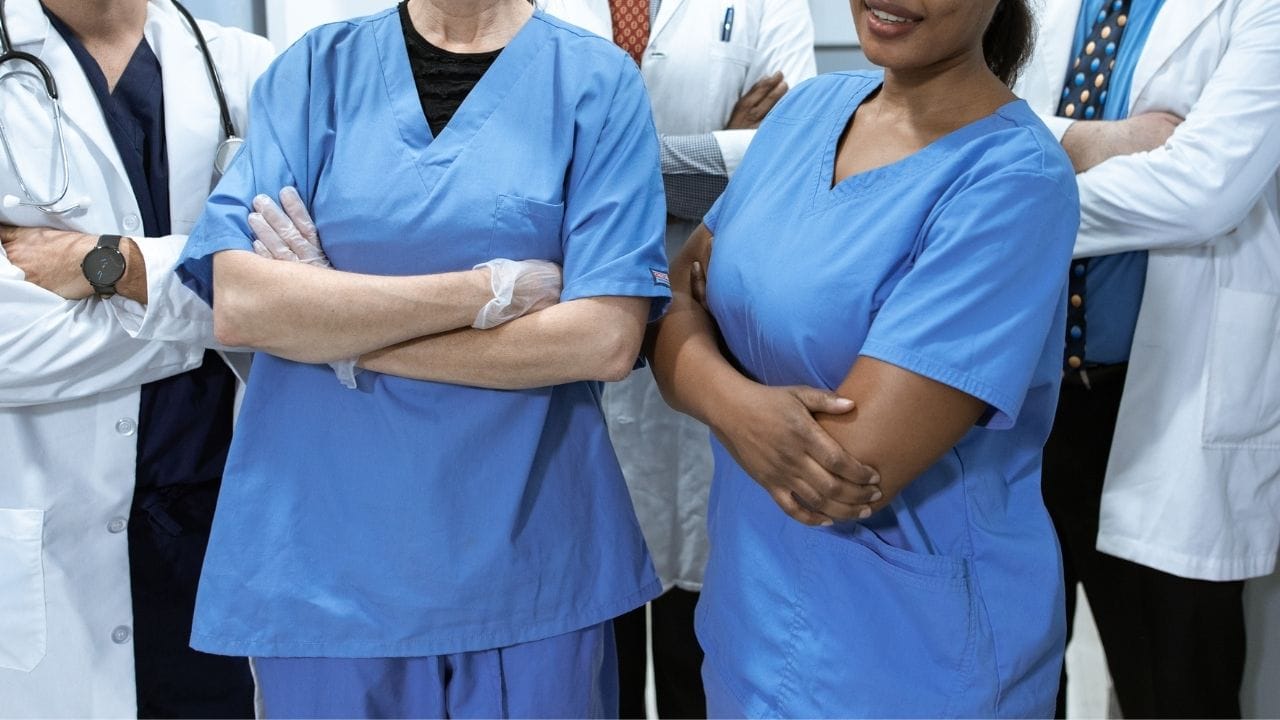 સરકારી સંસ્થા સ્ટેટિસ્ટિક્સ કેનેડાના એક નવા અહેવાલમાં જણાવાયું છે કે હેલ્થ સેક્ટરમાં કામ કરતા અડધાથી વધુ ટેમ્પરરી ફોરેન વર્કર્સ (TFWs) ને 2000 થી 2022 ની વચ્ચે કાયમી નિવાસ મળ્યો છે. આનો અર્થ એ છે કે આરોગ્યસંભાળ ક્ષેત્ર સાથે સંકળાયેલા દરેક બે લોકોમાંથી એકને PR આપવામાં આવ્યો હતો.