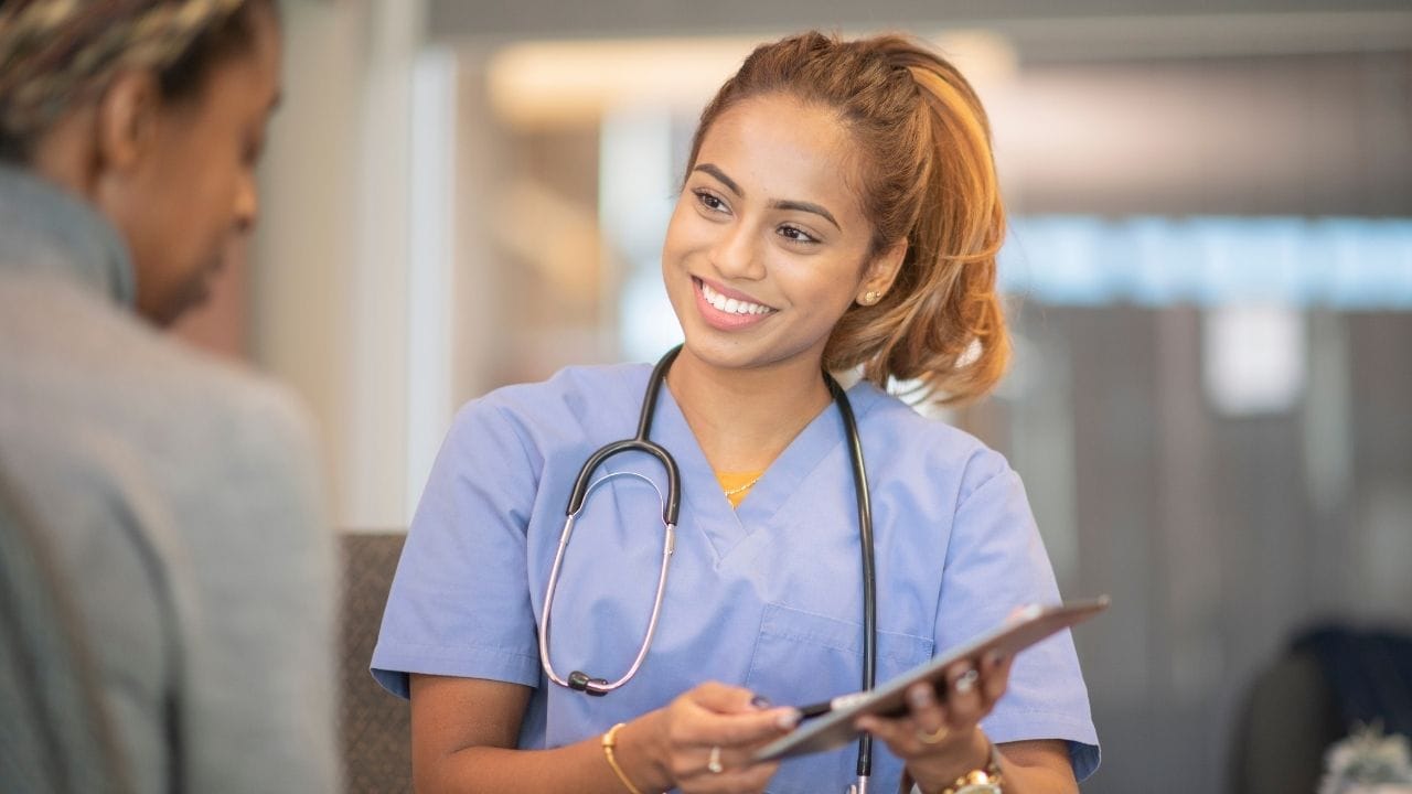 ડોકટરો, નર્સો, સર્જનો, લેબ ટેકનિશિયન, પેથોલોજિસ્ટ, વેટરનરી ડોકટરો વગેરે હેલ્થ સેક્ટરમાં કામ કરે છે. આ રીતે, જો તમે કેનેડામાં આ હોદ્દાઓ પર નોકરી મેળવવા માટે અભ્યાસ કરી રહ્યા છો અથવા આ હોદ્દાઓ પર કામ કરી રહ્યા છો, તો તમારા માટે PR મેળવવો ખૂબ જ સરળ રહેશે. રિપોર્ટમાં એમ પણ કહેવામાં આવ્યું છે કે PR મેળવનારા લોકોમાં 57% લોકો ભારતીય છે. કાયમી નિવાસી બનેલા લોકોમાં 25% એવા હતા જેમને કેનેડામાં નોકરી મળ્યાના બે વર્ષમાં PR મળ્યો હતો.