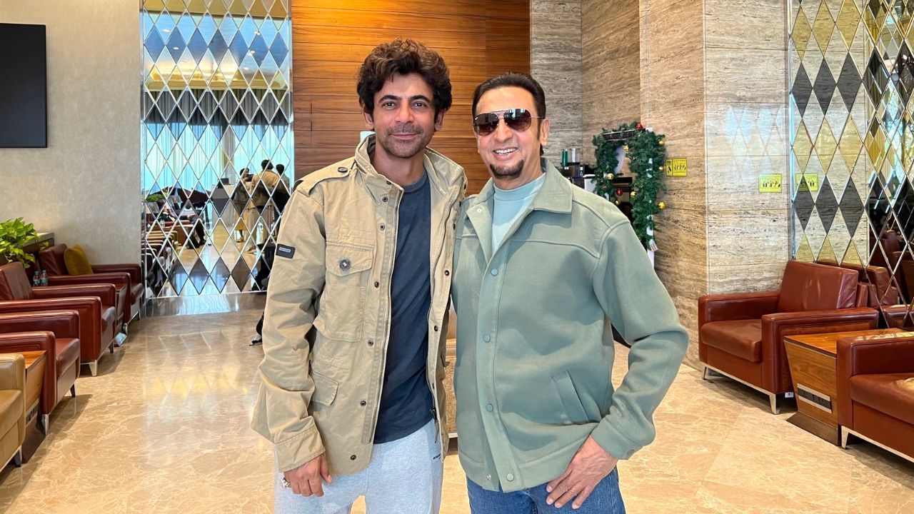 ગુલશન ગ્રોવરે શાળામાં અભ્યાસ કરતી વખતે જ રામલીલાના કાર્યક્રમોમાં ભાગ લેવાનું શરૂ કર્યું હતું. તે દર વર્ષે ભાગ લેતો હતો, જેનાથી અભિનયમાં તેની રુચિ જાગી. જ્યારે તે મુંબઈ ગયો ત્યારે તેનો પરિવાર સંઘર્ષ કરી રહ્યો હતો. 