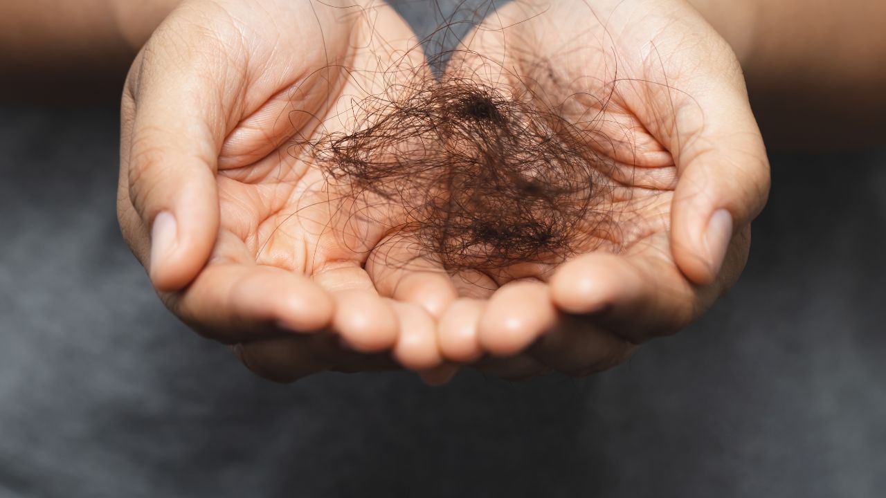 कुछ महिलाओं और पुरुषों को जघन बालों में खुजली की समस्या का सामना करना पड़ता है। खासकर गर्मी और बरसात के मौसम में, लोगों को जघन बालों में खुजली का अनुभव होता है। ऐसा गर्मी, उमस और पसीने के कारण होता है। जघन बालों में खुजली की समस्या के पीछे व्यक्तिगत स्वच्छता को भी एक प्रमुख कारण माना जा सकता है।