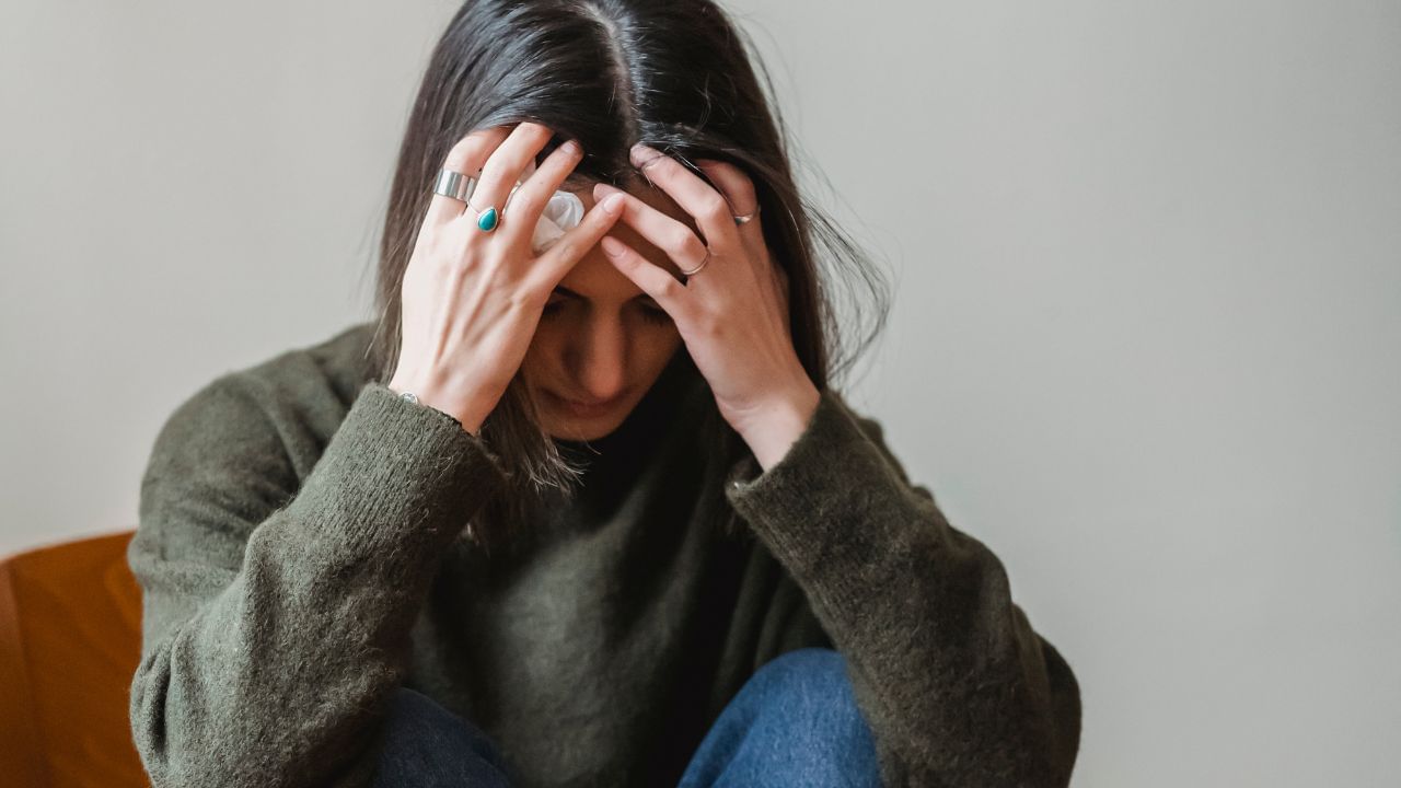 ये हार्मोन, जब रिलीज़ होते हैं, तो अंडाशय को एक संदेश भेजते हैं। इस संदेश के बाद, हर महीने अंडाशय से एक अंडा रिलीज़ होता है और बीच में पीरियड्स होते हैं। जब महिलाएं तनाव में होती हैं, तो शरीर में कोर्टिसोल की मात्रा ज़्यादा हो जाती है। इस वजह से प्रजनन हार्मोन समय पर रिलीज़ नहीं हो पाते।