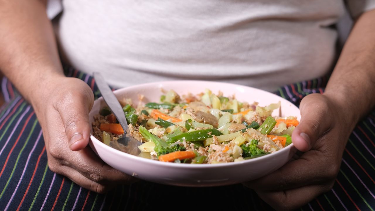 પરંતુ વધારે વજન હોવાના કરાણે ફર્ટિલિટી પર ખરાબ અસર થાય છે? સારા સ્વાસ્થ માટે અને ફર્ટિલિટીને સ્વસ્થ બનાવી રાખવા માટે હંમેશા મહિલાઓ વજનને ઓછો કરવા અને હેલ્ધી લાઈફસ્ટાઈલને ફોલો કરવાની સલાહ આપવામાં આવે છે.