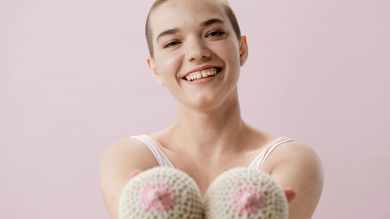 કિલ્યર ડિસ્ચાર્જ : આમ તો નિપ્પલ દ્વાર કિલ્યર ડિસ્ચાર્જ થાય તો તે સંપૂર્ણપણે નોર્મલ હોય છે.આને કોઈ ગંભીર પ્રકારની બીમારી કહી શકાય નહી. તેમ છતાં કિલયર નિપ્પલ ડિસ્ચાર્જને ઈગ્નનોર કરવું જોઈએ નહી કારણ કે, ખુબ ઓછા કેસમાં આ કેન્સરના લક્ષણો પણ હોય શકે છે.