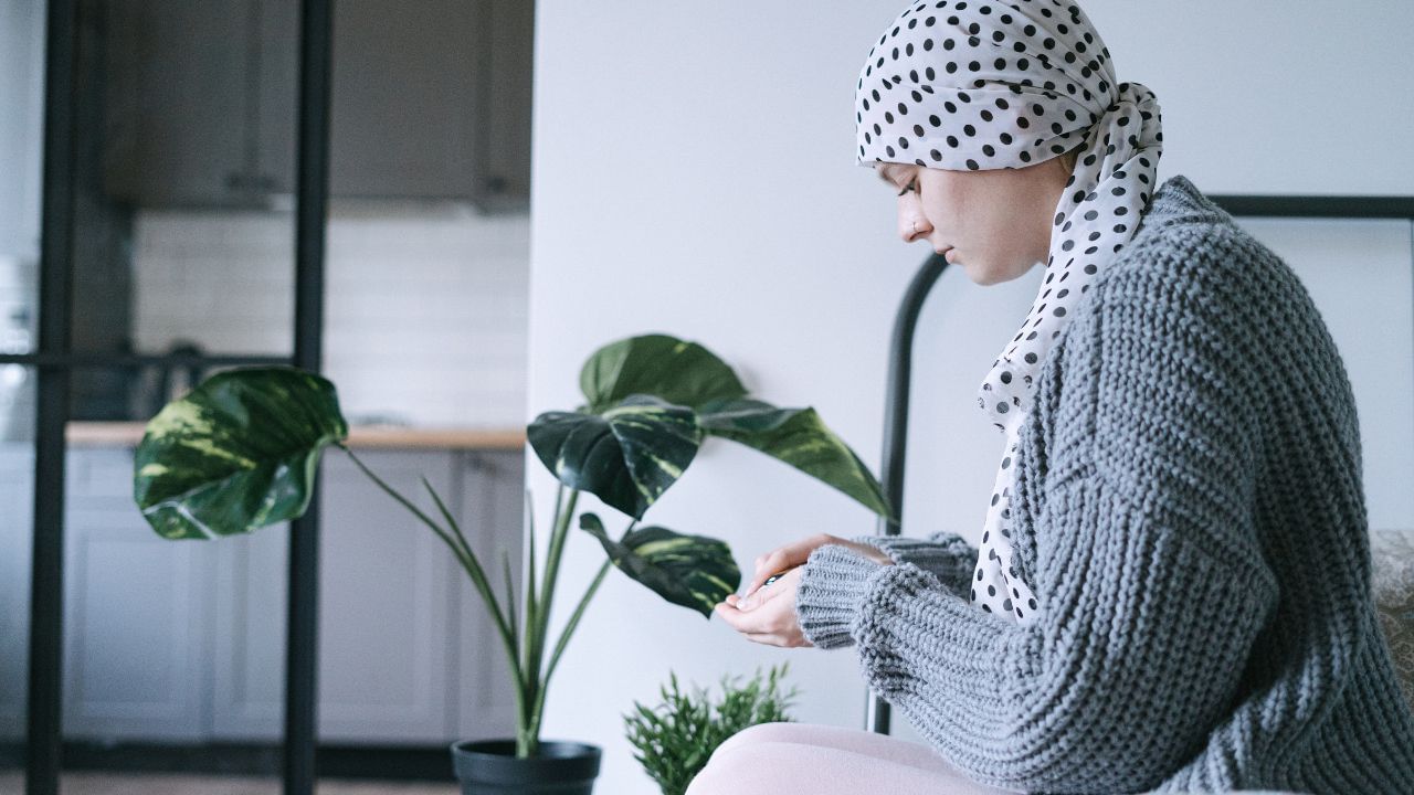 प्रभावित क्षेत्र की त्वचा पर सफेद, लाल धब्बे भी दिखाई दे सकते हैं। जैसे-जैसे कैंसर बढ़ता है, यह आसपास के ऊतकों और अंगों को भी प्रभावित कर सकता है। अगर समय पर ध्यान न दिया जाए, तो यह गंभीर रूप ले सकता है। इसलिए, ऐसे लक्षण दिखाई देने पर तुरंत डॉक्टर से जाँच करवाना बेहद ज़रूरी है।