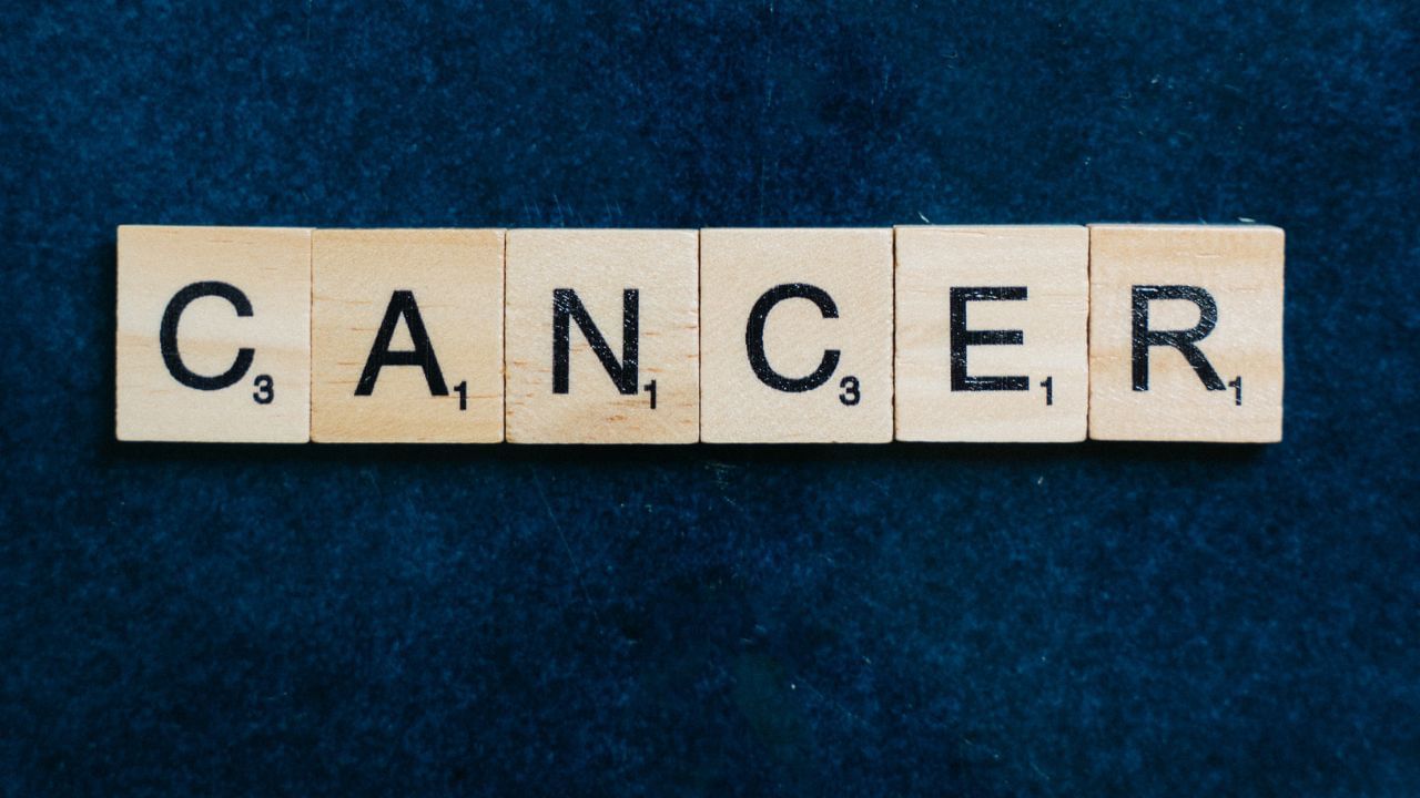 હવે આપણે પેરીટોનિયલના કેન્સરના લક્ષણો વિશે જાણીએ. પેરિટોનિયલ કેન્સરના ચેતવણી સંકેતો અને લક્ષણોના પ્રકાર અને કેન્સરના સ્ટેજ અનુસાર અલગ હોય છે. જે કેન્સરની સાથે સંબંધિત સમસ્યાઓમાંથી એક છે. પહેલા તબક્કામાં કોઈ સંકેત હોતો નથી. જે વ્યક્તિને ચેતવણી પણ આપે છે. પરંતુ કેટલાક કેસમાં લક્ષણો ત્યાં સુધી સામે આવતા નથી. જ્યાં સુધી કેન્સર છેલ્લા સ્ટેજમાં પહોંચતું નથી.