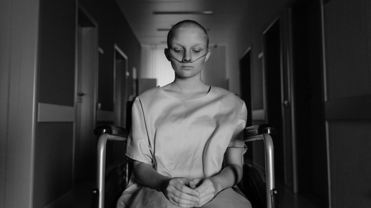 પેરિટોનિયલ કેન્સરના લક્ષણોમાં પેટમાં દુખાવો, એબ્ડોમિનલ બ્લોટિંગ, પેલ્વિક વિસ્તારની આસપાસ દબાણ,પેશાબમાં ફેરફાર,આંતરડાની ગતિમાં ફેરફાર યોનિમાર્ગમાંથી સ્રાવ,ખાટા ઓડકાર.વધુ ખાધા વગર પેટ ભરેલું લાગવું,વજનમાં અચાનક ફેરફાર વગેરે લક્ષણો છે.