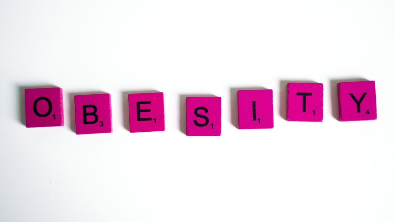 સ્થૂળતાની સમસ્યાના કારણે મહિલાઓમાં એગની ક્વોલિટી ખરાબ થવી જેવી સ્વાસ્થ્ય સંબંધી સમસ્યાઓ થઈ શકે છે.જો તમારું વજન વધારે હોય અને તમે પ્રેગ્નન્સીનો પ્લાન કરી રહ્યા હો, તો તમારા વજનને કારણે નેચરલી રીતે ગર્ભધારણ કરવું મુશ્કેલ બની શકે છે.