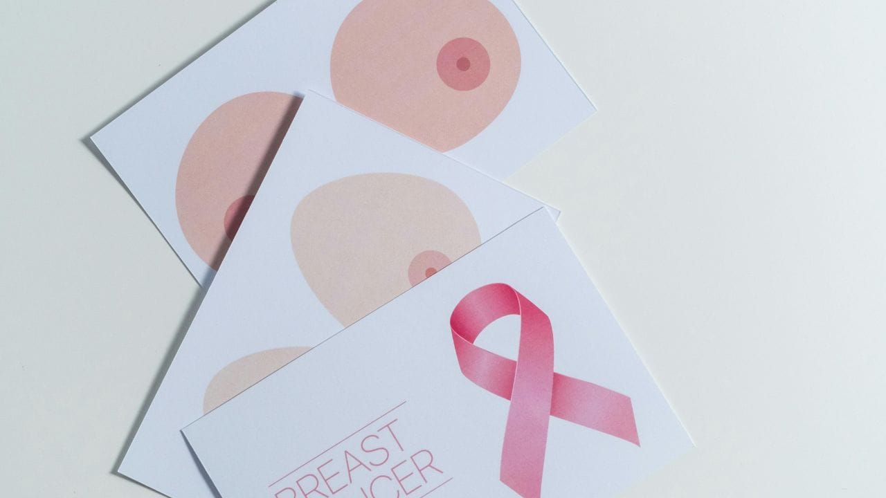 હોર્મોનલ મેડિકેશન : કેટલીક મહિલાઓ હોર્મોનલ પિલ્સ લે છે. આ કારણે પણ નિપ્પલ ડિસ્ચાર્જ થઈ શકે છે. તમને જણાવી દઈએ કે, બર્થ કંટ્રોલ પિલ્સ પણ હોર્મોનલ પિલ્સ હોય છે. જે તમને કંસીવ કરવાથી રોકી દે છે.