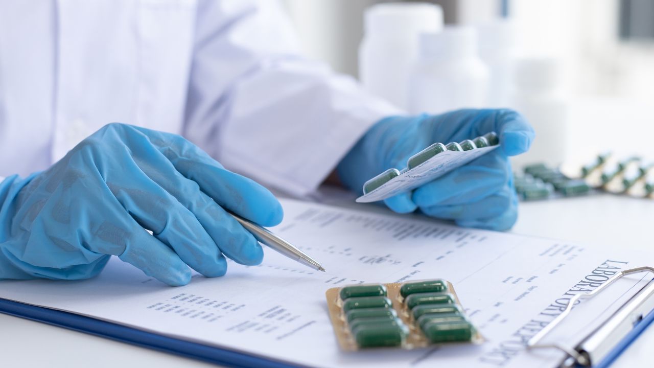 योनि कैंसर के दो मुख्य प्रकार हैं। स्क्वैमस सेल कार्सिनोमा, जो ज़्यादा आम है, और मेलेनोमा, जो कम आम है लेकिन गंभीर हो सकता है। जोखिम कारकों में ह्यूमन पेपिलोमावायरस संक्रमण, जननांग मस्सों के लंबे समय तक संपर्क में रहना, बढ़ती उम्र और कमज़ोर प्रतिरक्षा प्रणाली शामिल हैं। धूम्रपान और अस्वास्थ्यकर जीवनशैली भी इस जोखिम को बढ़ा सकती है।