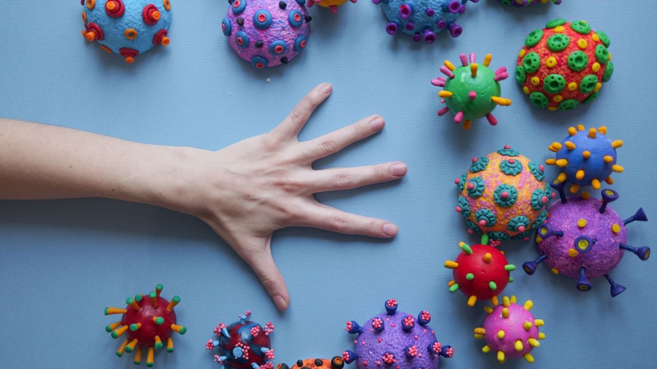 यीस्ट इन्फेक्शन एक आम समस्या है। इससे प्राइवेट पार्ट में खुजली हो सकती है। इसके अलावा, कुछ बैक्टीरिया की मौजूदगी भी प्यूबिक हेयर में खुजली का कारण बन सकती है। कई बार आप प्राइवेट पार्ट की सफाई के लिए किसी केमिकल वाले उत्पाद का इस्तेमाल करते हैं। तो इससे भी खुजली हो सकती है।