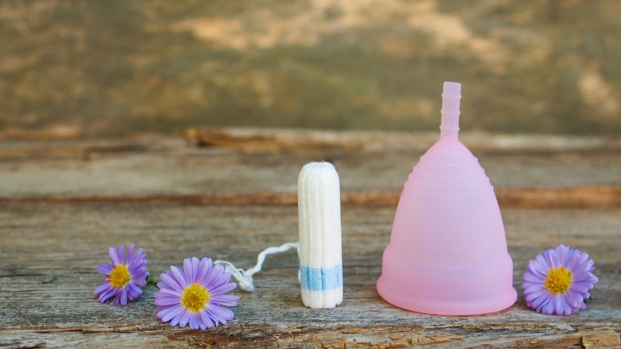 गुनगुने पानी या पीएच संतुलित क्लींजर का इस्तेमाल करें। साबुन या रसायनों का बिल्कुल भी इस्तेमाल न करें। सूती अंडरवियर पहनें। मानसून या गर्मियों में सिंथेटिक कपड़े न पहनें। हर 4-5 घंटे में सैनिटरी उत्पाद बदलें। शौच के बाद गुप्तांगों को साफ़ करें। हाइड्रेटेड रहें और संतुलित आहार लें। किसी भी लक्षण को नज़रअंदाज़ न करें।