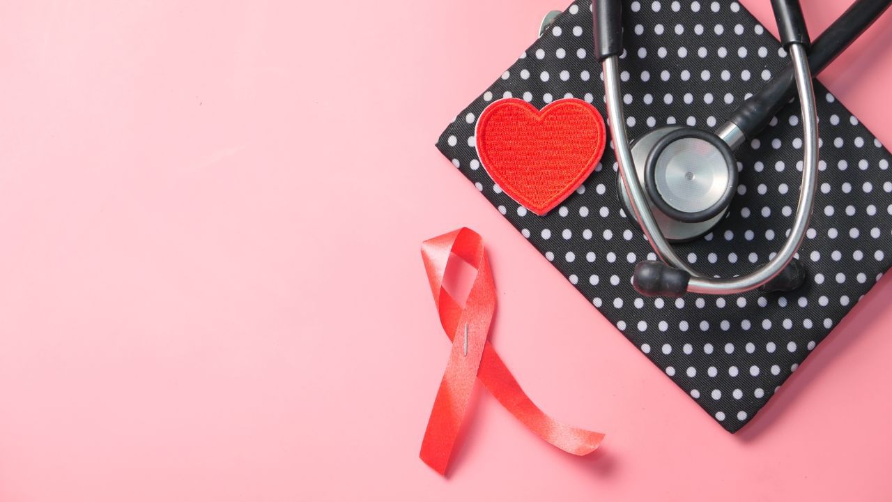 આ દુર્લભ કેન્સરમાં અસ્પષ્ટ લક્ષણો છે, જેના કારણે તેના પ્રારંભિક તબક્કામાં તેનું નિદાન કરવું મુશ્કેલ બને છે. મોટાભાગના લોકોને પેરીટોનિયલ કેન્સર તેના અદ્યતન તબક્કામાં જ ખબર પડે છે, જે બચવાની શક્યતા ઘટાડે છે. વહેલું નિદાન એ આ સ્થિતિને રોકવાનો એકમાત્ર શક્ય રસ્તો છે, અને આ માટે, લોકોએ નિયમિત આરોગ્ય તપાસ કરાવવી જોઈએ 