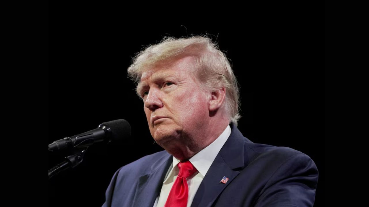 અગાઉ, H-1B વિઝા ફાઇલિંગ ફી $215 થી શરૂ થતી હતી અને સંજોગોના આધારે ઘણા હજાર ડોલર સુધી જઈ શકે છે. હવે, $100,000 ફી ઘણી કંપનીઓ અને ઉમેદવારો માટે ખૂબ ખર્ચાળ અને મુશ્કેલ બનાવશે.