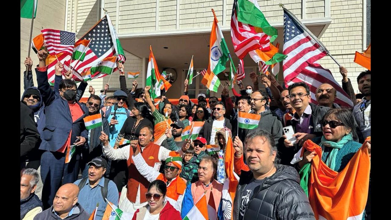 H-1B વિઝા મેળવનારાઓમાં ભારતનો હિસ્સો 71 %: લગભગ બે તૃતીયાંશ H-1B વિઝા હોદ્દા કમ્પ્યુટિંગ અથવા આઇટી ક્ષેત્રમાં છે. પરંતુ એન્જિનિયરો, શિક્ષકો અને આરોગ્યસંભાળ વ્યાવસાયિકો પણ આ વિઝાનો ઉપયોગ કરે છે. સરકારી માહિતી અનુસાર, ગયા વર્ષે ભારત H-1B વિઝાનો સૌથી મોટો લાભાર્થી હતો, જે કુલ લાભાર્થીના 71% હતો, જ્યારે ચીન બીજા ક્રમે આવ્યું, જેને ફક્ત 11.7% મળ્યા.