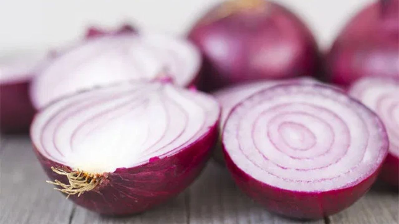 જો કોઈને ઉલટી થતી હોય અને તમારી પાસે ઘરે કોઈ દવા ન હોય, તો ડુંગળીને વાટીને તેનો રસ કાઢો. આવી જ રીતે, આદુનો રસ કાઢો. હવે બંનેને સમાન માત્રામાં ભેળવીને તેનું સેવન કરવાથી ઉલટી ઓછી થાય છે અને ઉબકા પણ ઓછા આવે છે.